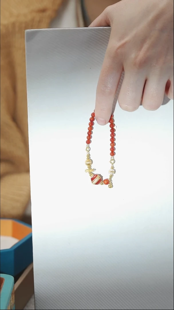 18K金镶嵌手链南红玛瑙C****n手链