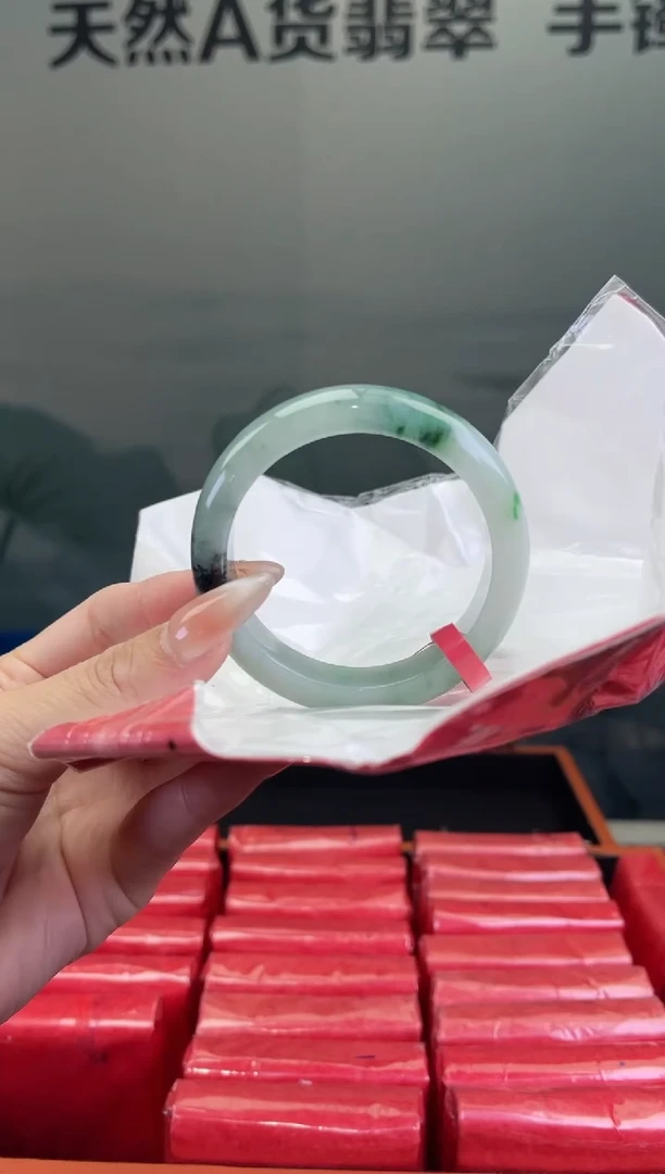 翡翠手镯未镶嵌翡翠手镯