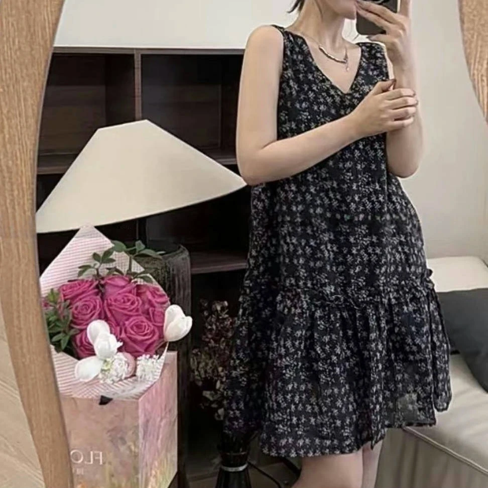法式设计感撞色碎花V领连衣裙女2025夏季新款时尚复古气质吊带裙