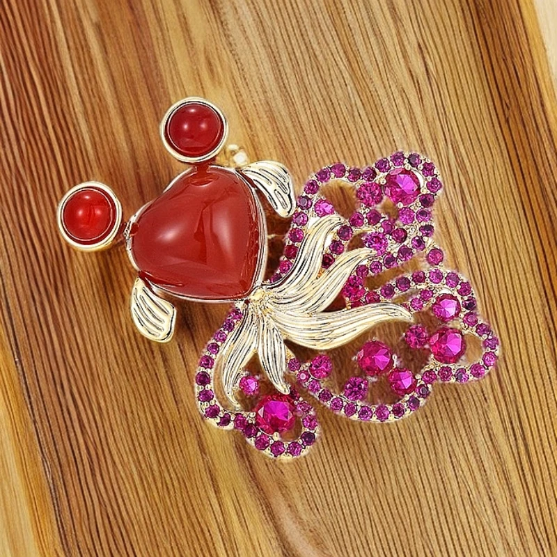 铜锆石胸针 新款恋爱红色手工大尾鱼胸针