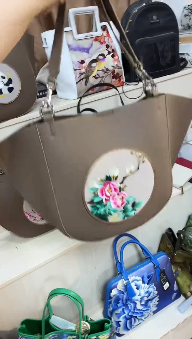 织物?*哑刺绣牡丹包