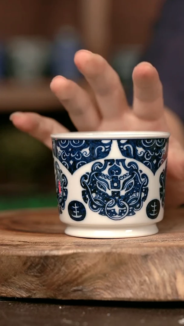 手绘手绘手绘高温现代瓷  气  饕餮纹容天杯100cc