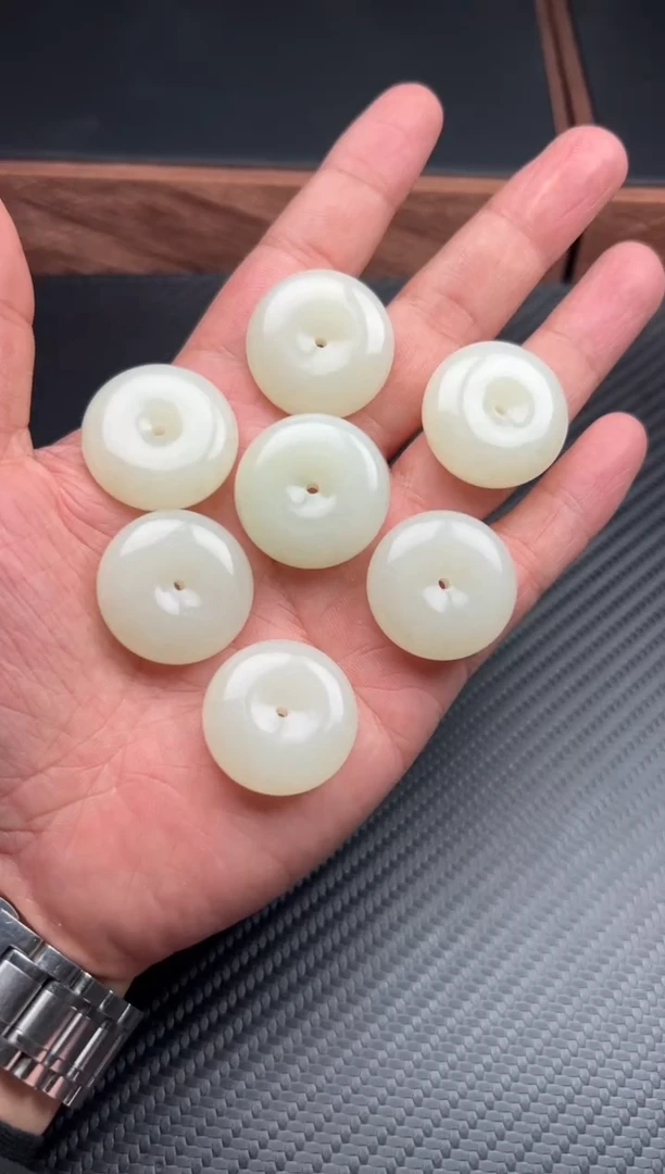 和田玉未镶嵌吊坠(赠链)且末金山微色差J多样性发货拍一发一