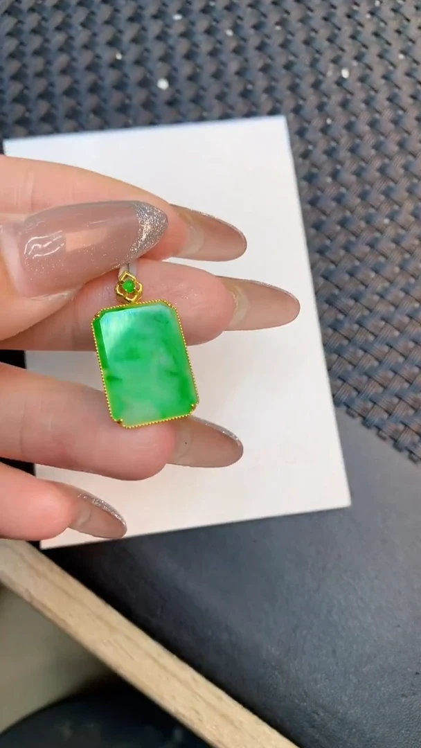 颈饰18K金镶嵌翡翠1