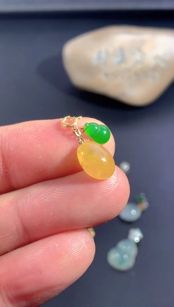 颈饰18K金镶嵌翡翠