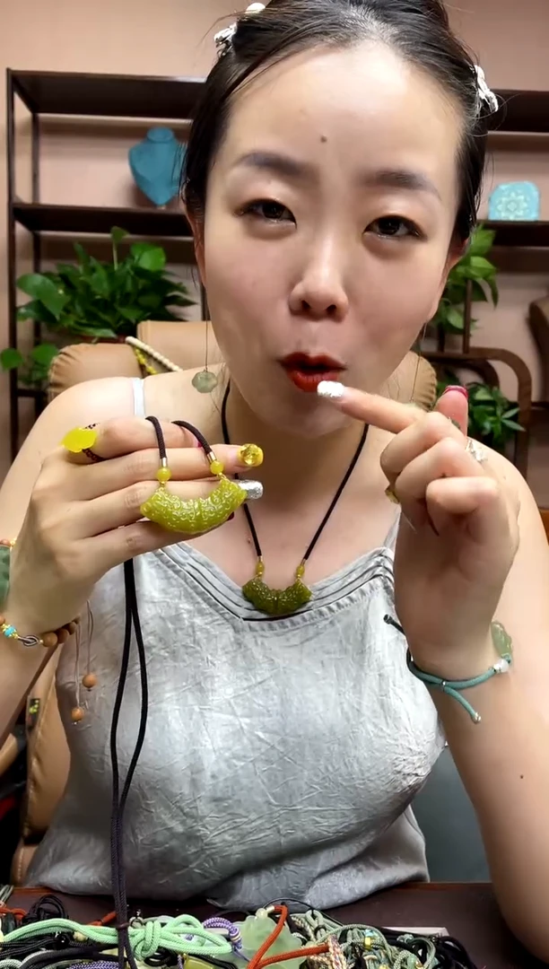 岫玉未镶嵌颈饰多样性发货发其中之一