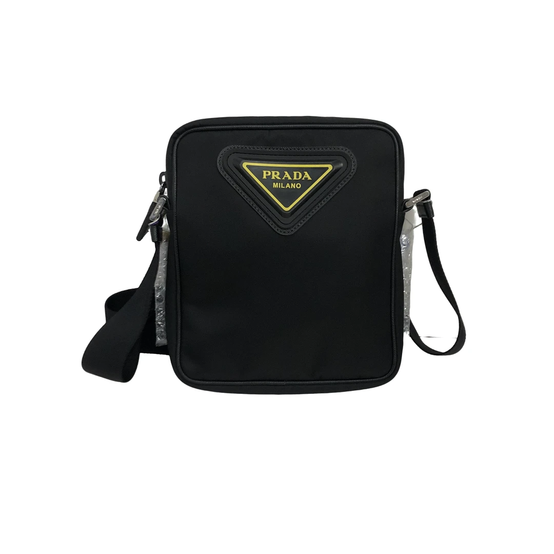 99新 Prada/普拉达 男士休闲时尚百搭黑色尼龙斜挎包/777