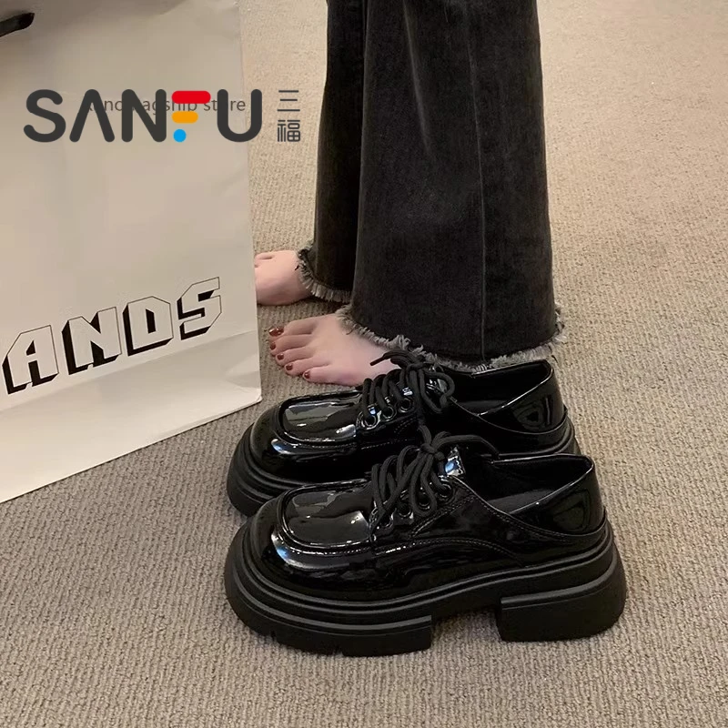 三福黑色厚底英伦风小皮鞋女鞋2025新款百搭设计感小众松糕乐福鞋