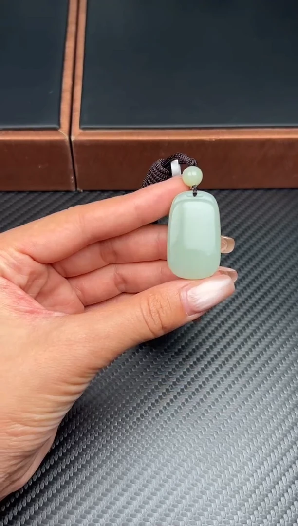 吊坠(赠链)未镶嵌和田玉且末微色差近矿吊坠L