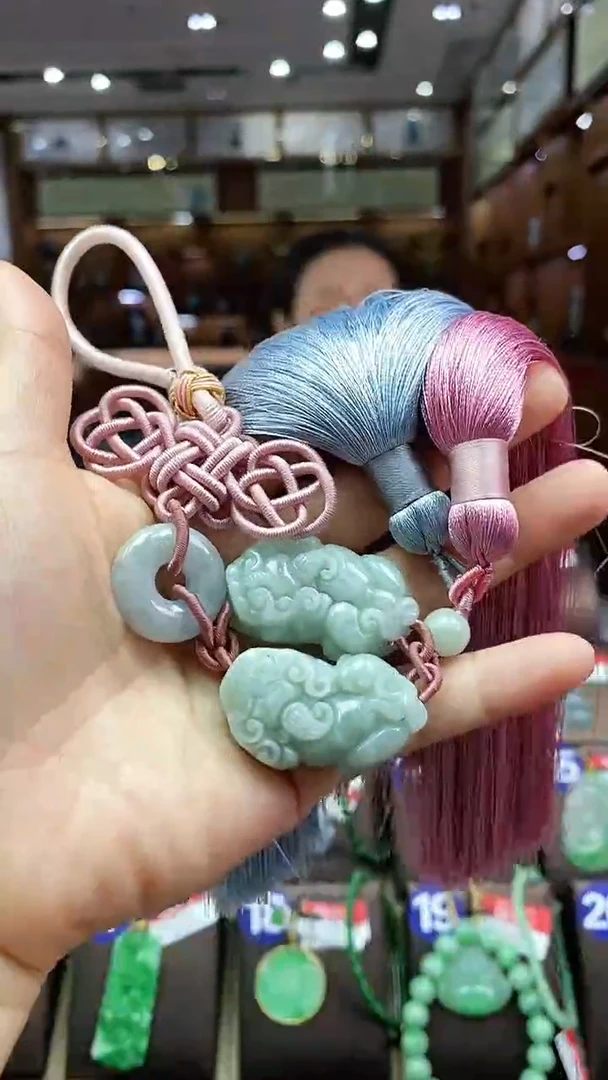 翡翠未镶嵌颈饰貔貅一对