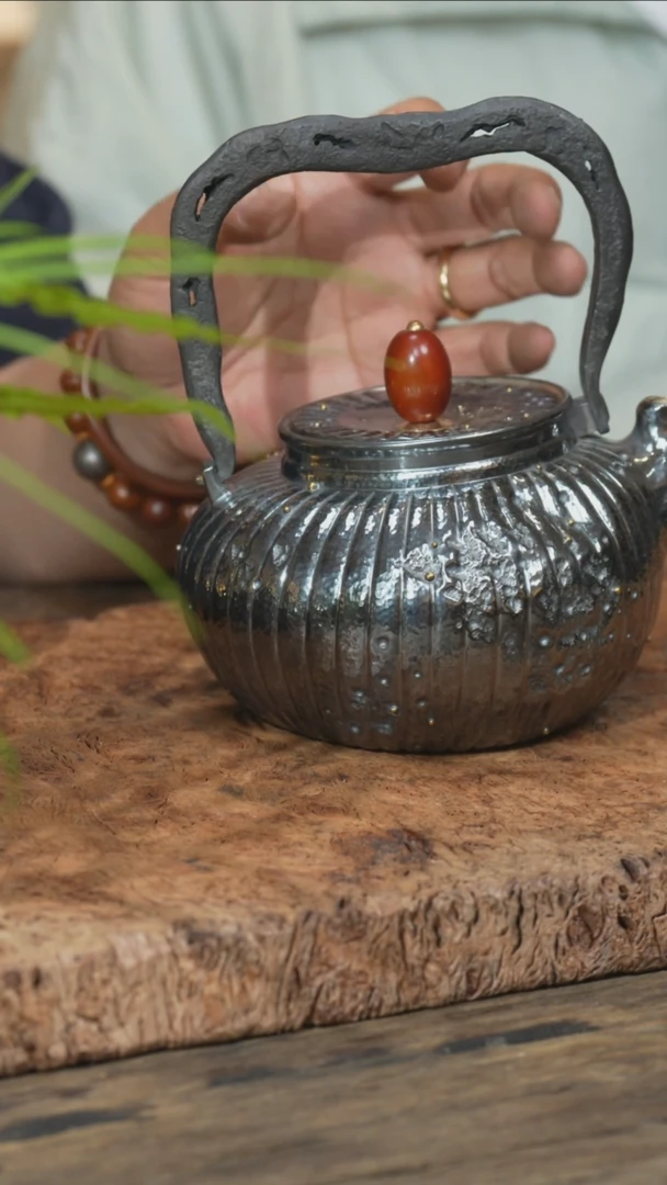 歪梨筋纹提梁壶（红纽）