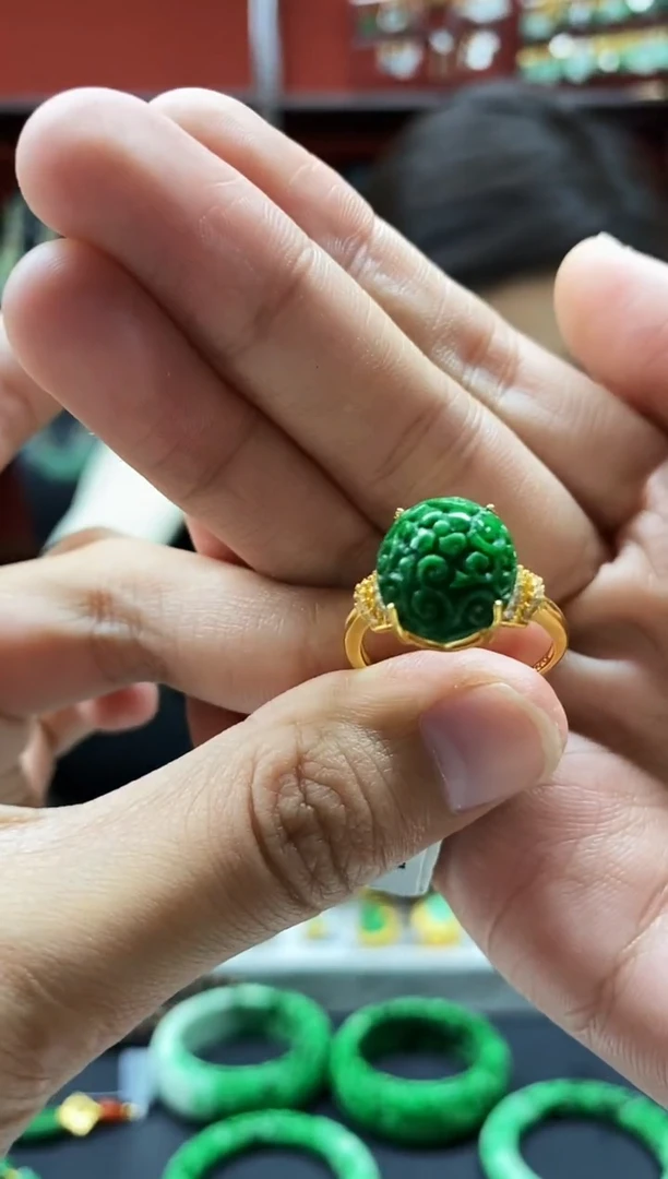 颈饰未镶嵌翡翠戒指