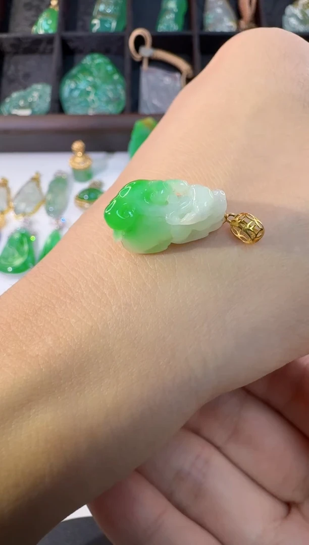 颈饰18K金镶嵌翡翠缅甸A货翡翠