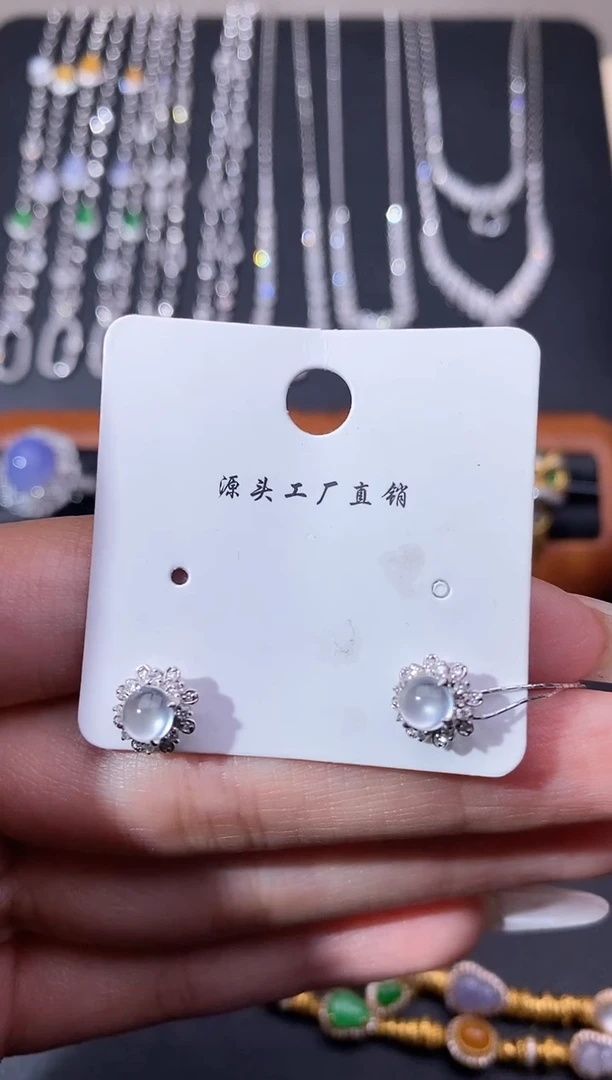 颈饰18K金镶嵌翡翠耳饰