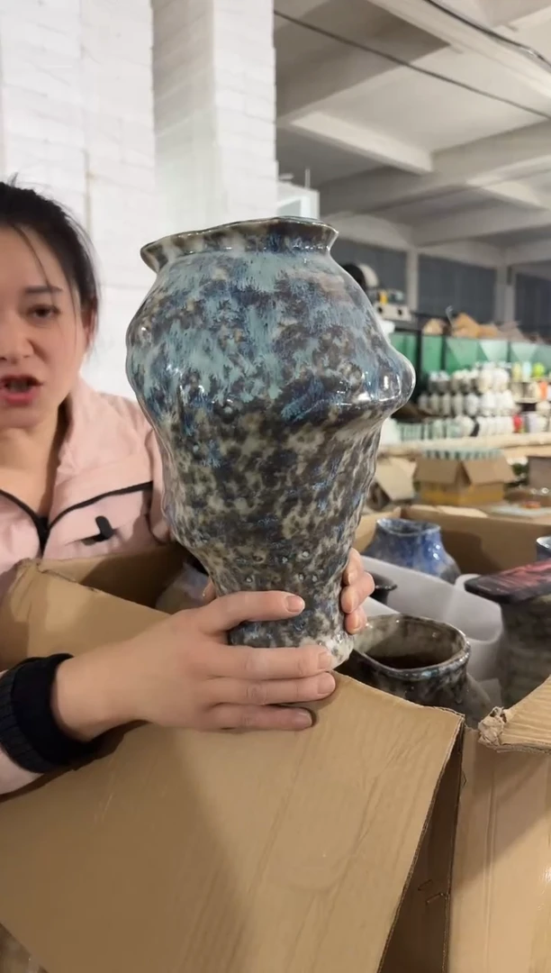 景德镇瓷器黑蓝色异形瓶