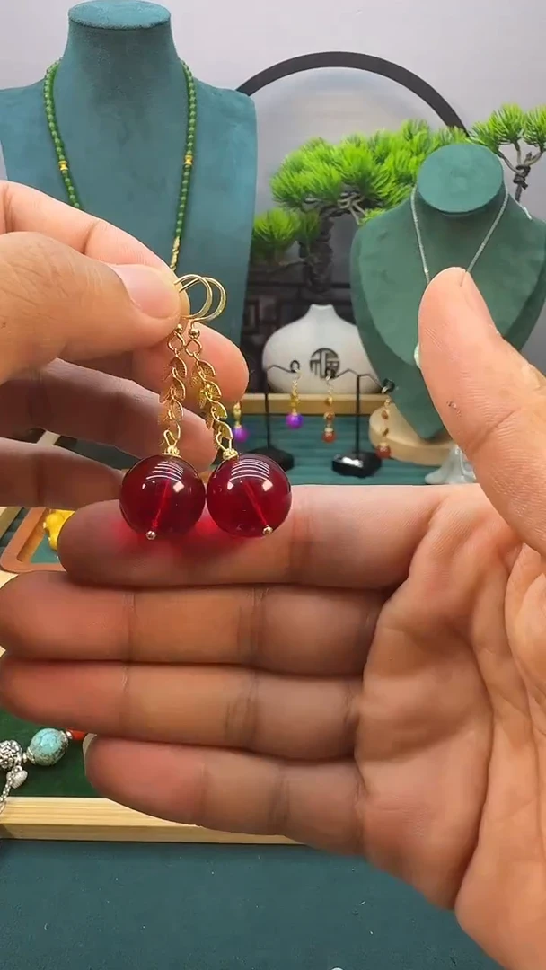 14K金镶嵌血珀耳饰E134