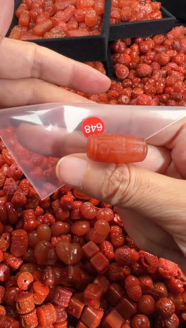 南红玛瑙未镶嵌颈饰1