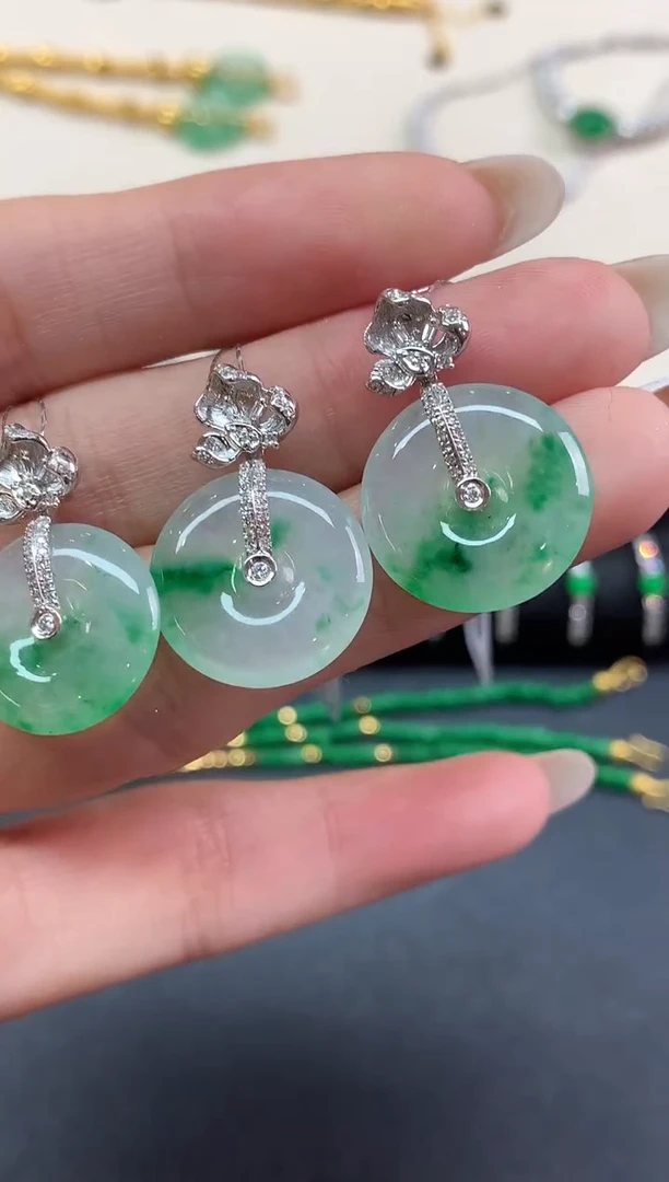 吊坠(不含链)18K金镶嵌翡翠吊坠(不含链)|3800多样性发其一