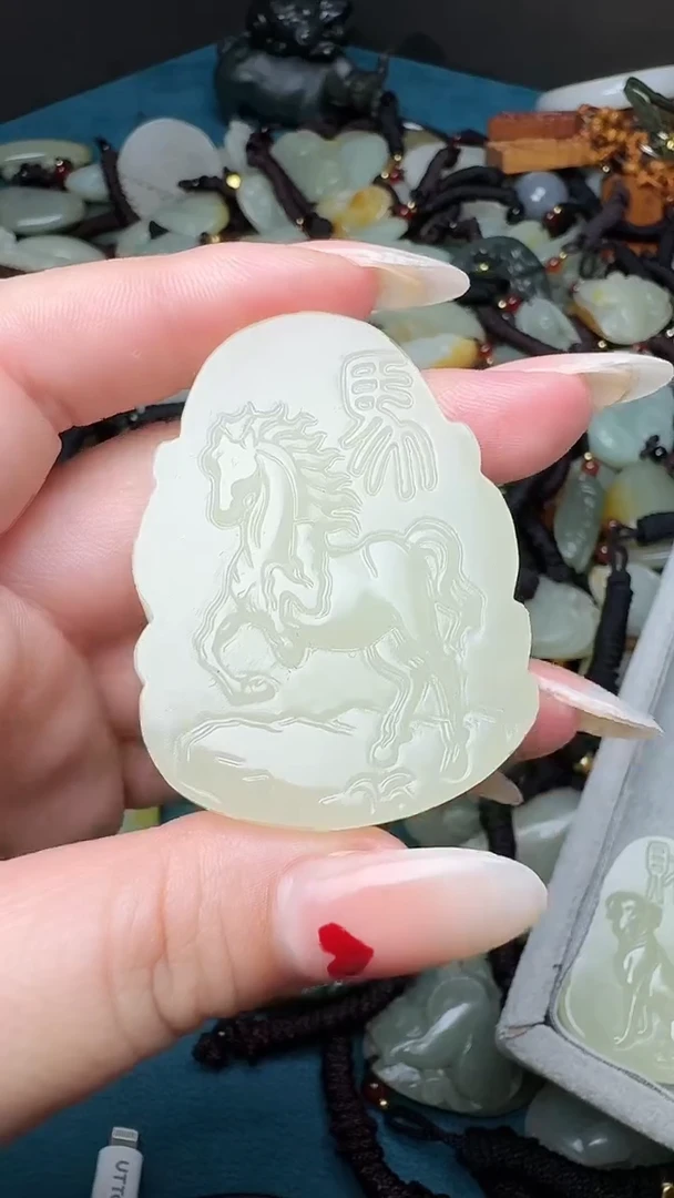 和田玉未镶嵌颈饰马