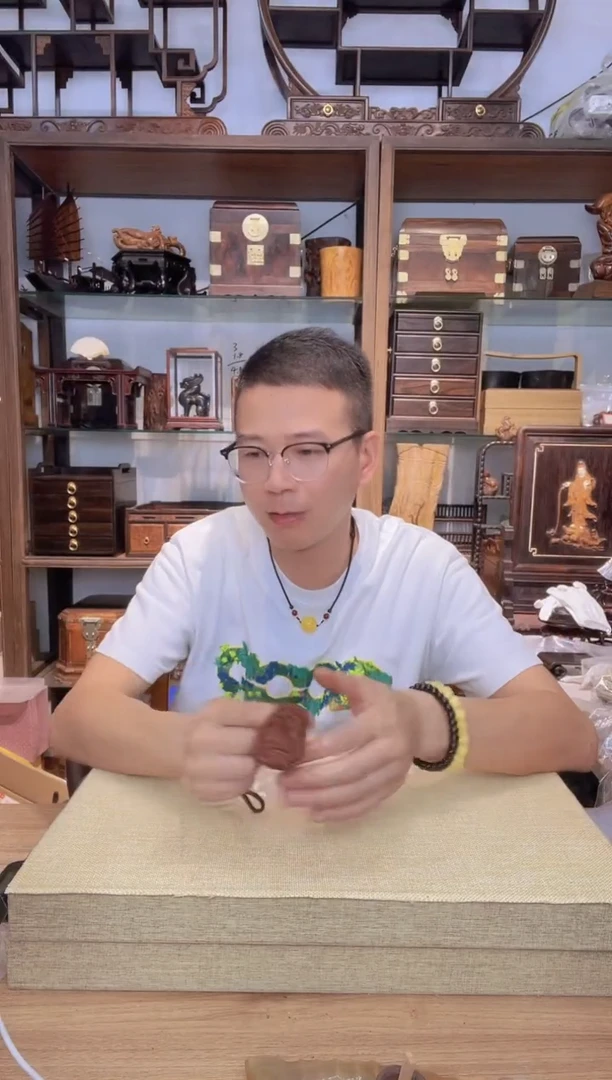 乌木类书架 044小叶紫檀火麒麟挂牌