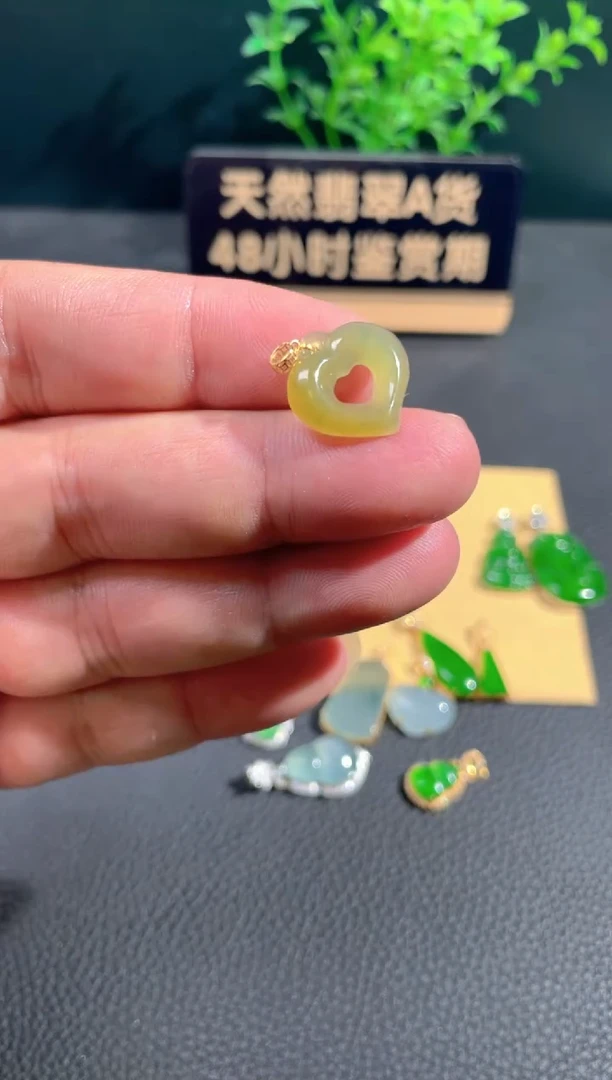 【闪购商品】翡翠颈饰18K金镶嵌翡翠