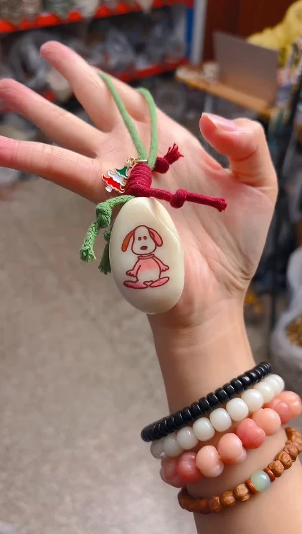 吊坠菩提根/象牙果大卡白色小狗挂件