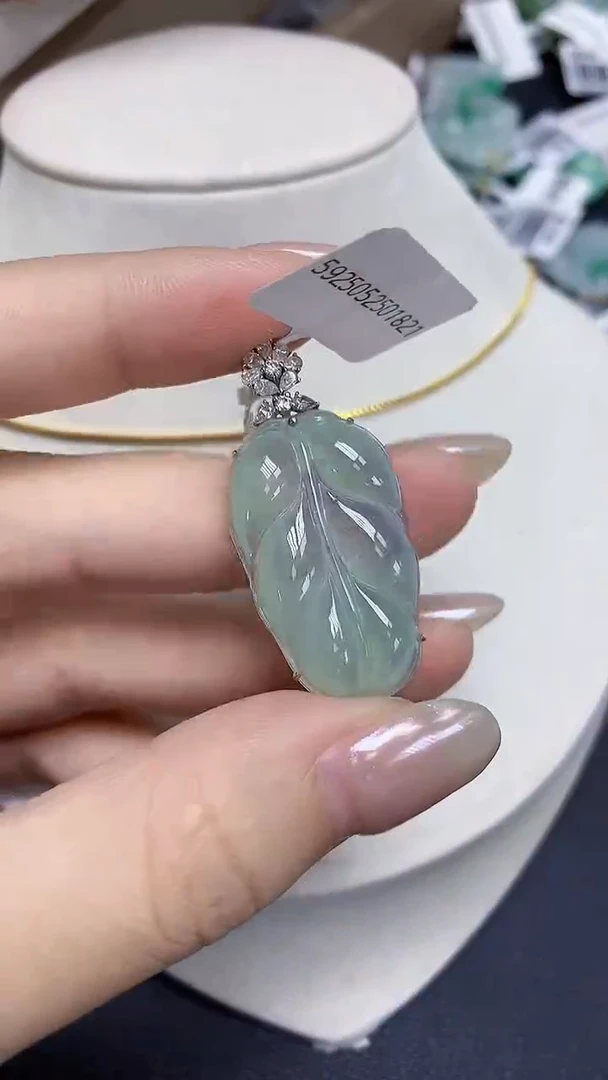 翡翠18K金镶嵌颈饰天然缅甸翡翠A货