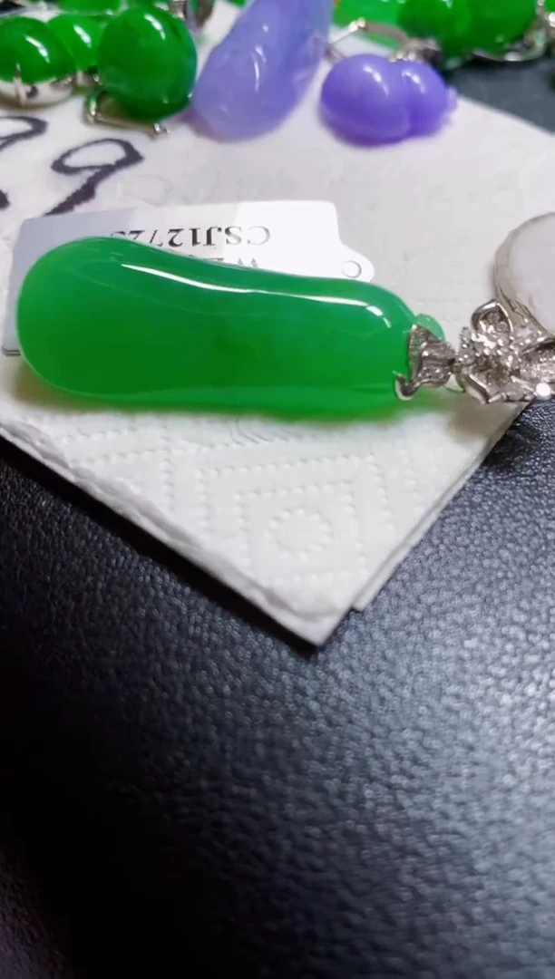 颈饰18K金镶嵌翡翠瓜