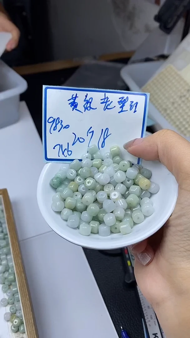 手饰翡翠未镶嵌9830黄加绿老型6*7mm20个18元