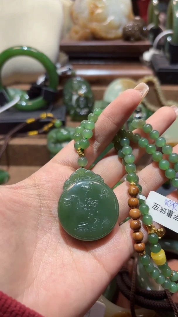 颈饰未镶嵌和田玉（碧玉）1