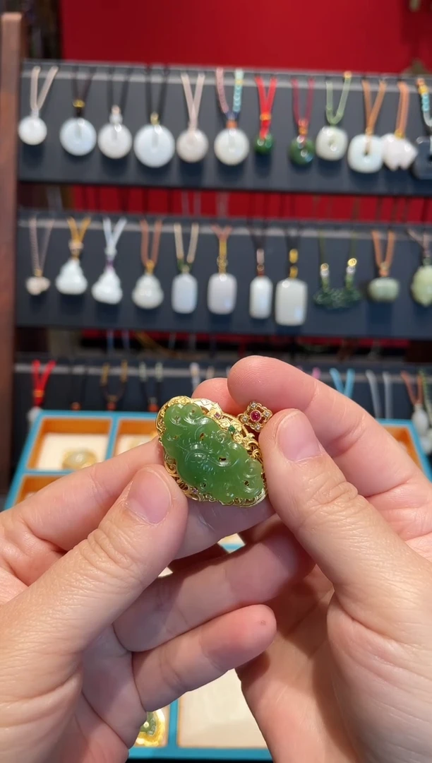 颈饰银S925镀金镶嵌和田玉香盒