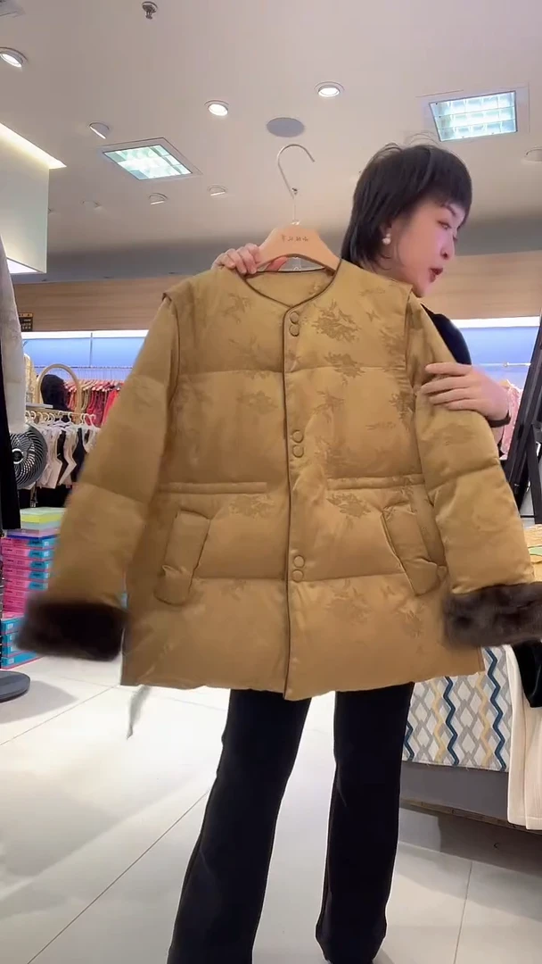 艳艳家羽绒服绿色