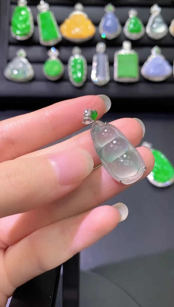 颈饰18K金镶嵌翡翠豆子