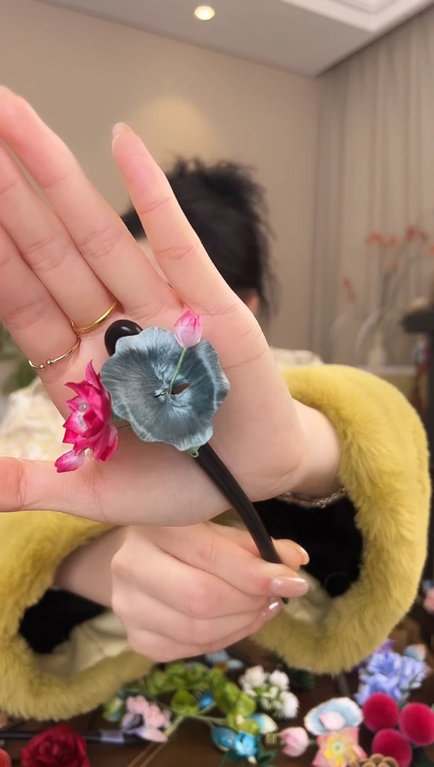 刺绣玫红色荷花发簪