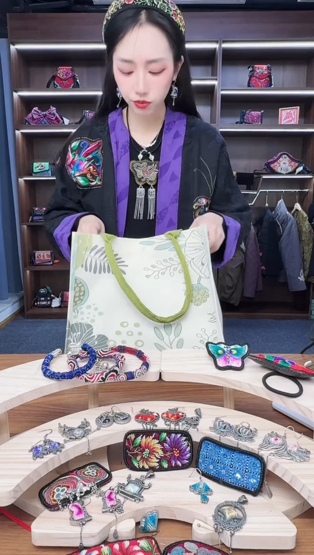 织绣A178蒙阿苏苗绣传承店