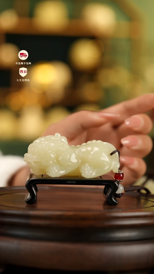 云南石竹叶青雕刻：吞金貔貅手把件摆件