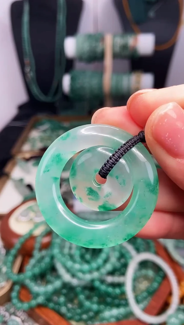 颈饰未镶嵌石英质玉（非洲翠）子母扣