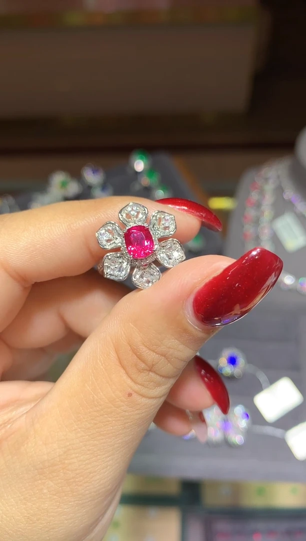 18K金镶嵌戒指红宝石1ct