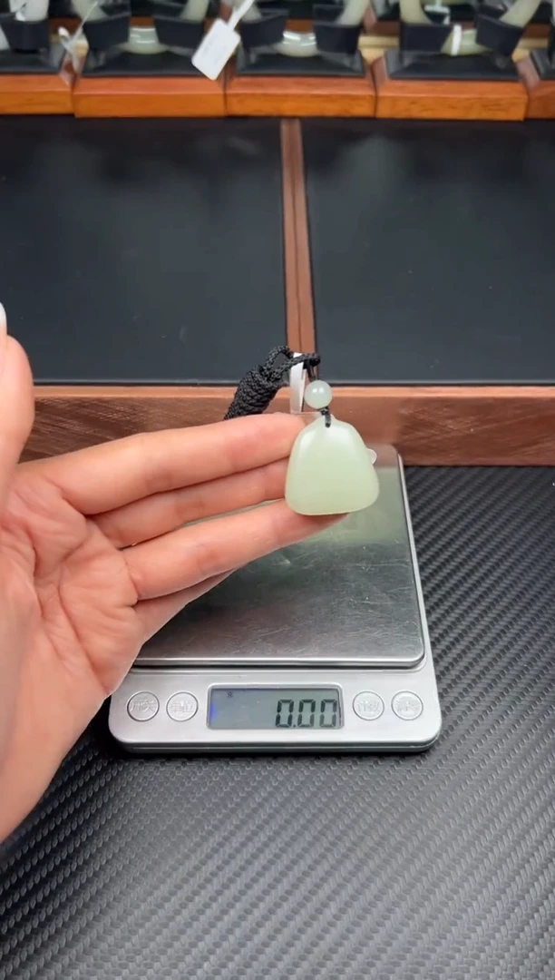 吊坠(赠链)未镶嵌和田玉且末微色差迪克兰一细