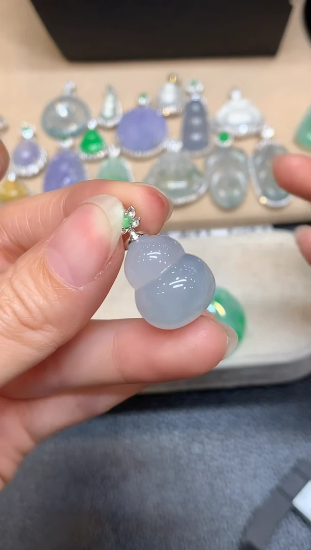 颈饰18K金镶嵌翡翠葫芦【无服务费