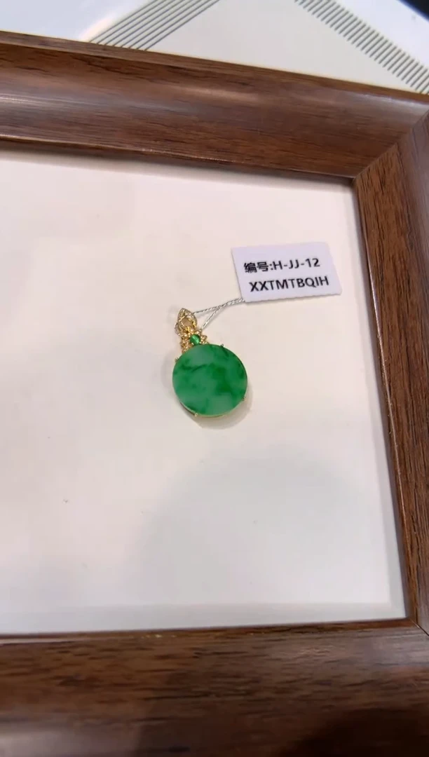 颈饰18K金镶嵌翡翠无事牌