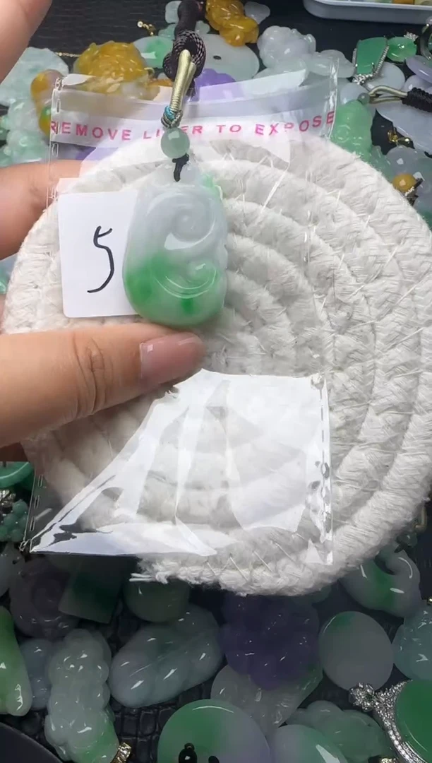 颈饰未镶嵌翡翠太**?缅甸翡翠吊坠