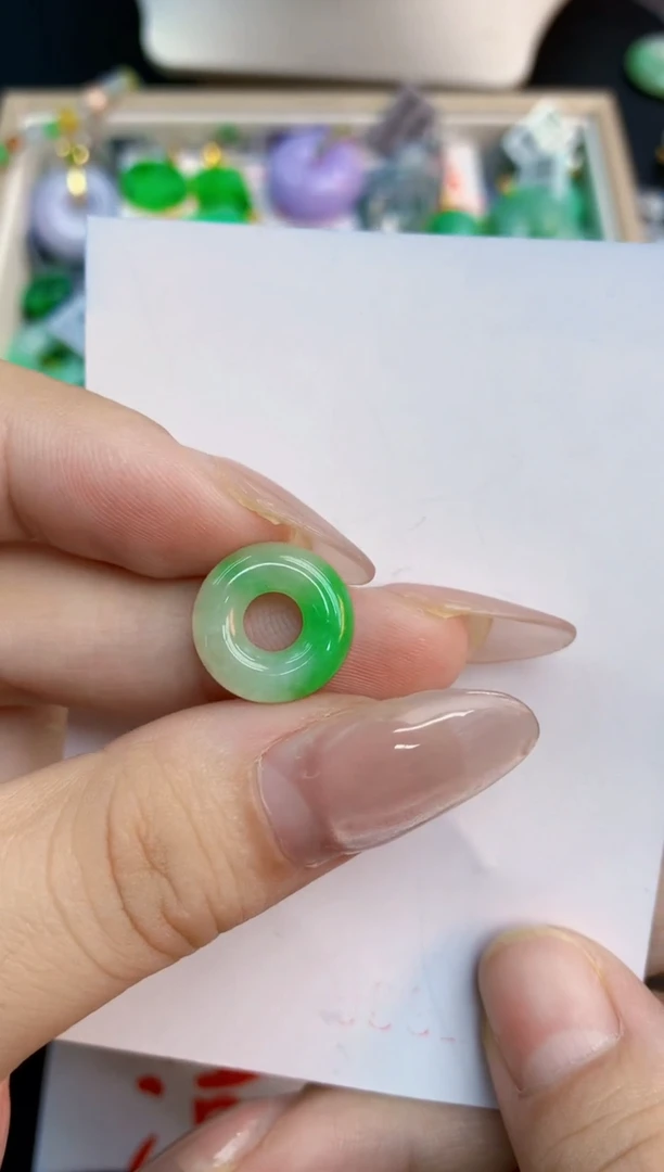 翡翠未镶嵌颈饰1