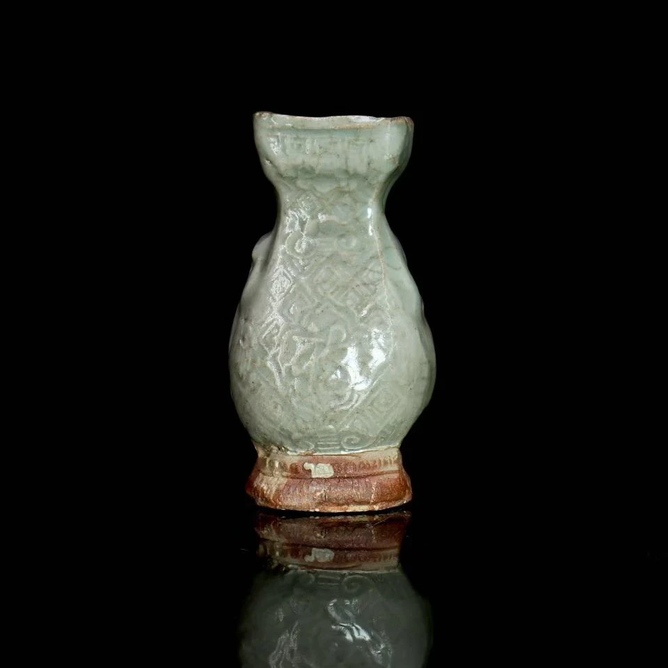 22: 明龙泉窑福寿盘口瓶