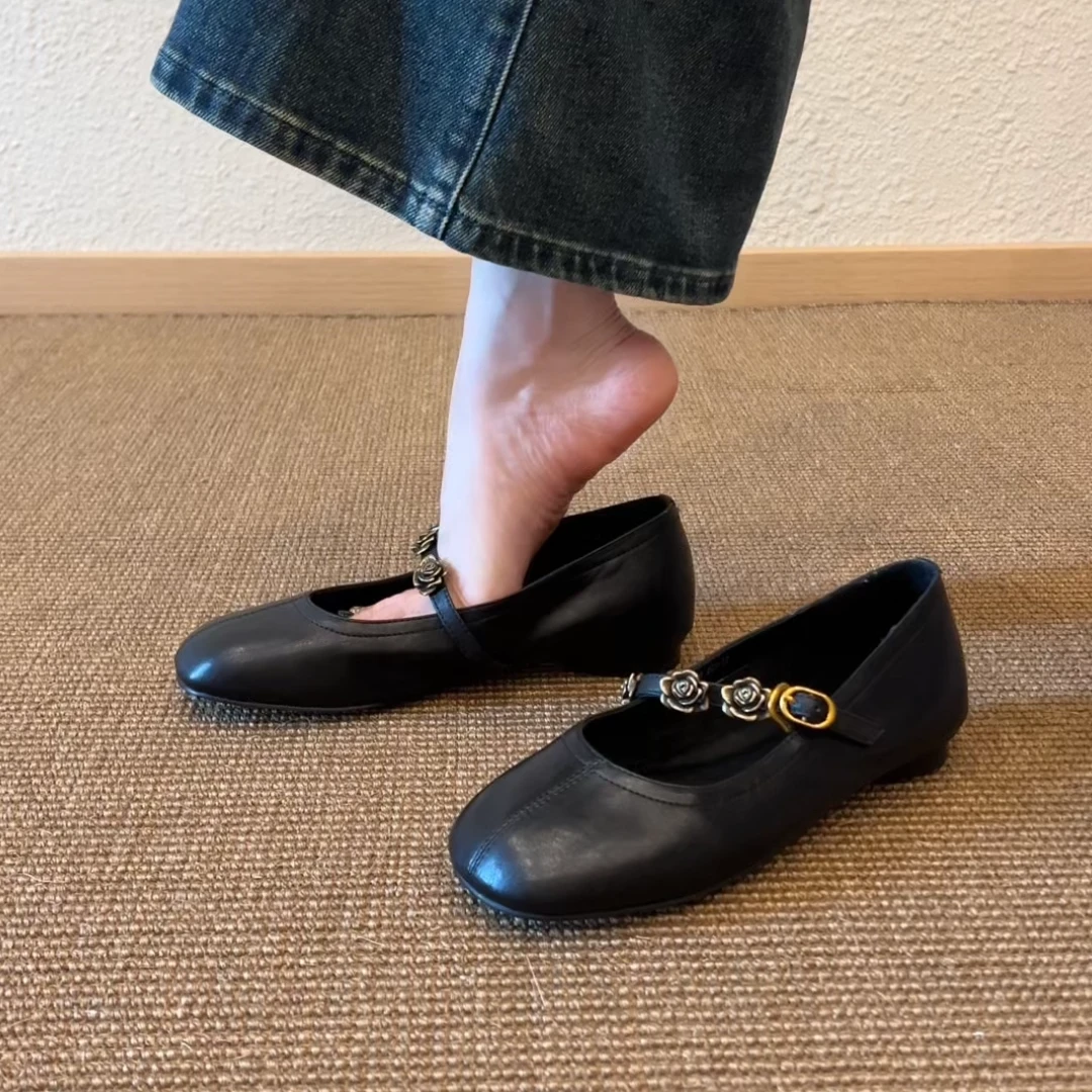 Pokoy-1.5cm法式复古气质一字扣浅口单鞋女低跟平底金属