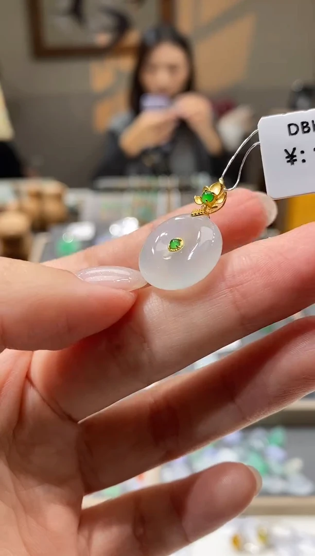 颈饰18K金镶嵌翡翠平安扣