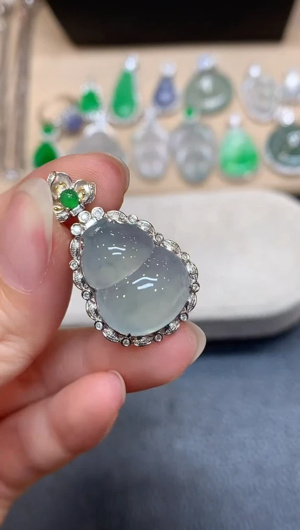 颈饰18K金镶嵌翡翠葫芦【无服务费