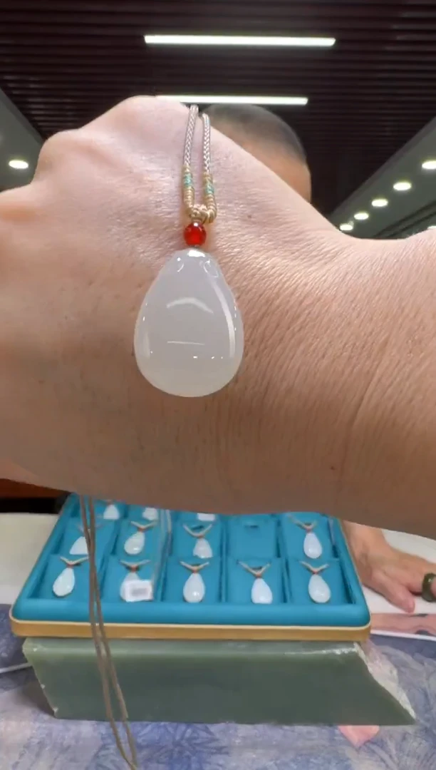 颈饰未镶嵌和田玉如意水滴配绳