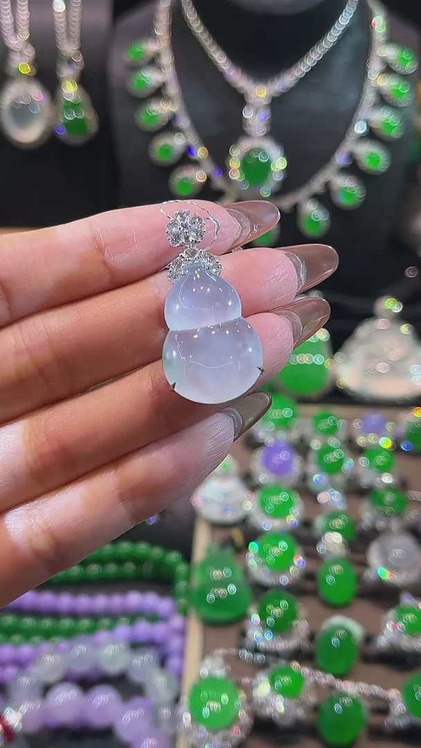 颈饰18K金镶嵌翡翠吊坠