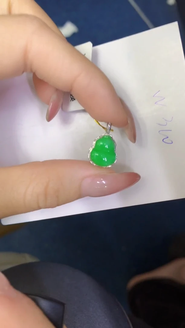 翡翠18K金镶嵌颈饰缅甸天然翡翠A货